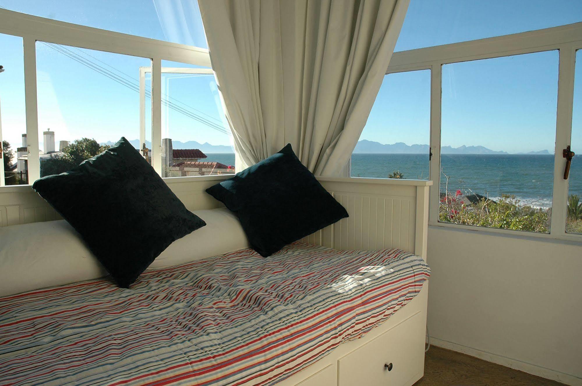 Blue On Blue Bed And Breakfast St James Exteriör bild